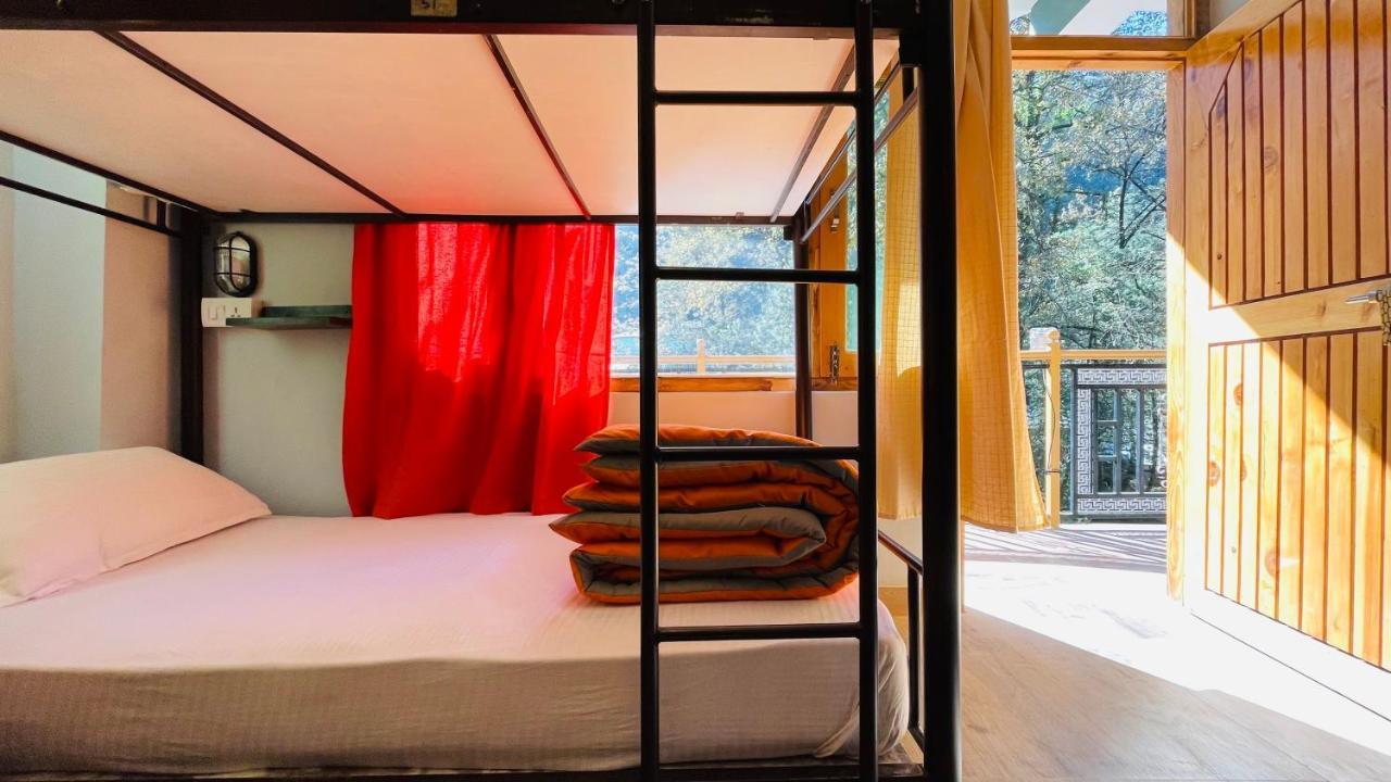 Madpackers Jibhi - Of Streamsides & Waterfalls Exterior photo